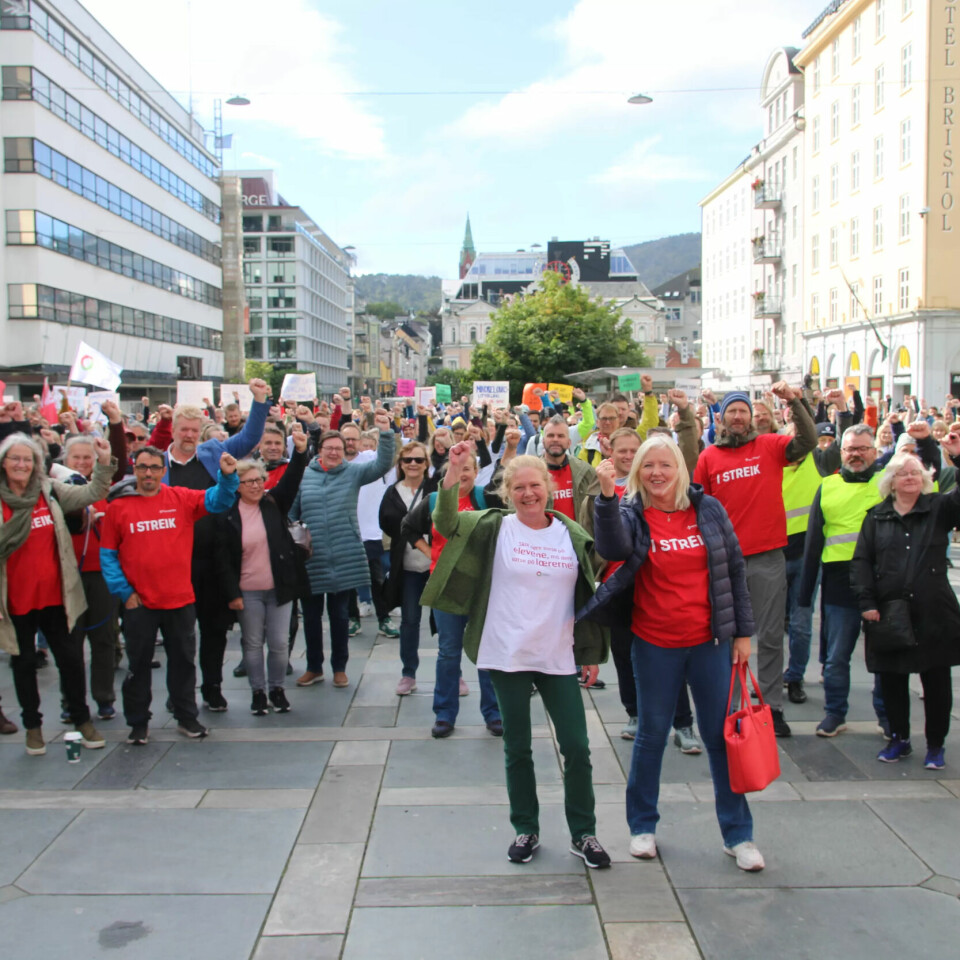 Da lærerstreiken hadde vart i 100 dager arrangerte de streikende en fanemarkering i Bergen. Da lærerstreiken hadde vart i 100 dager arrangerte de streikende en fanemarkering i Bergen.