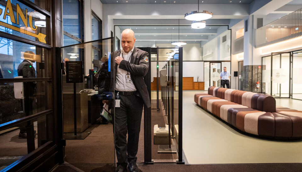 OVERALT: I dag er Magnus Devik Borge vaktsjef. Det innebærer blant annet å vandre rundt til faste sjekkpunkter. Her er han ved inngangen på sjøsiden av huset. OVERALT: I dag er Magnus Devik Borge vaktsjef. Det innebærer blant annet å vandre rundt til faste sjekkpunkter. Her er han ved inngangen på sjøsiden av huset.