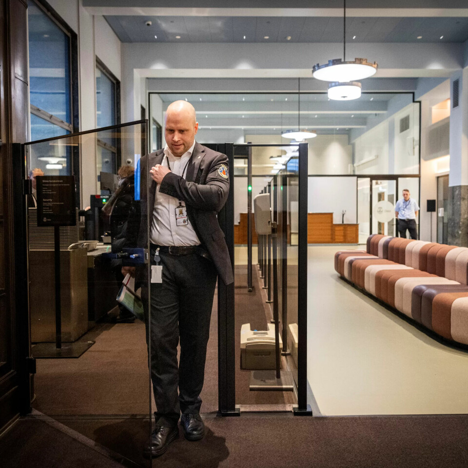 OVERALT: I dag er Magnus Devik Borge vaktsjef. Det innebærer blant annet å vandre rundt til faste sjekkpunkter. Her er han ved inngangen på sjøsiden av huset. OVERALT: I dag er Magnus Devik Borge vaktsjef. Det innebærer blant annet å vandre rundt til faste sjekkpunkter. Her er han ved inngangen på sjøsiden av huset.