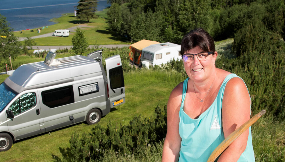 DAMA MED LJÅEN: Norunn Haugholt slår gresset i de bratteste bakkene med ljå. DAMA MED LJÅEN: Norunn Haugholt slår gresset i de bratteste bakkene med ljå.