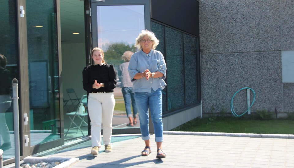 Lise Faraasen Olsen (t.h.) og Madelen Ruud Reberg i Bergknatten barnehage på vei ut etter å ha fått sin andre dose med koronavaksine. Nå håper de høsten blir litt lettere for både barn og voksne. Lise Faraasen Olsen (t.h.) og Madelen Ruud Reberg i Bergknatten barnehage på vei ut etter å ha fått sin andre dose med koronavaksine. Nå håper de høsten blir litt lettere for både barn og voksne.