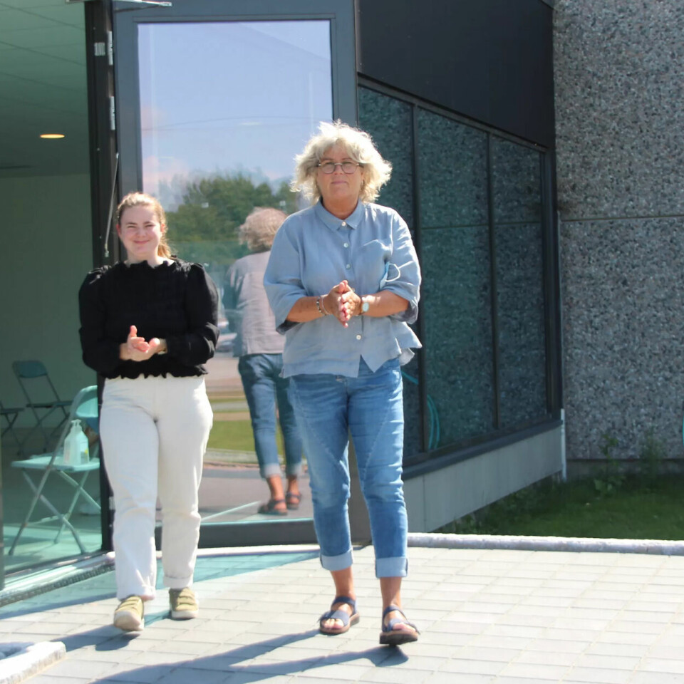 Lise Faraasen Olsen (t.h.) og Madelen Ruud Reberg i Bergknatten barnehage på vei ut etter å ha fått sin andre dose med koronavaksine. Nå håper de høsten blir litt lettere for både barn og voksne. Lise Faraasen Olsen (t.h.) og Madelen Ruud Reberg i Bergknatten barnehage på vei ut etter å ha fått sin andre dose med koronavaksine. Nå håper de høsten blir litt lettere for både barn og voksne.