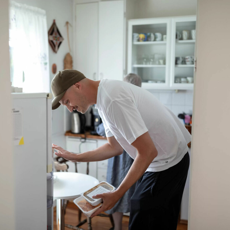 HJELPSOM: Kai Bergum startet som sjåfør for 16 år siden, nå jobber han mest med logistikk. Egentlig skal han bare låse seg inn og sette fra seg maten, men litt prat blir det samtidig som han skifter noen lyspærer og tar med søppelet ut. HJELPSOM: Kai Bergum startet som sjåfør for 16 år siden, nå jobber han mest med logistikk. Egentlig skal han bare låse seg inn og sette fra seg maten, men litt prat blir det samtidig som han skifter noen lyspærer og tar med søppelet ut.