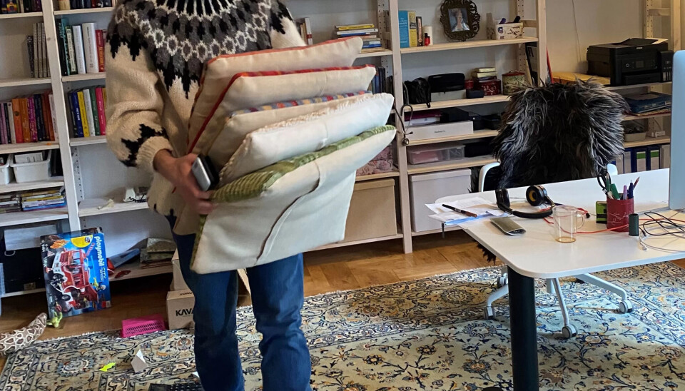 PÅ GØLVET: Janiec identifiserer seg mer med sykepleierne enn med helsetoppene. Intervjuet ble gjort på gulvet. Bokstavelig talt. PÅ GØLVET: Janiec identifiserer seg mer med sykepleierne enn med helsetoppene. Intervjuet ble gjort på gulvet. Bokstavelig talt.