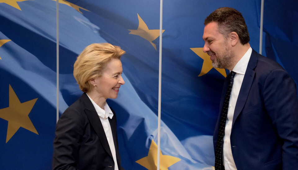 EU-kommisjonens president Ursula von der Leyen i hjertelig samtale med eder av DEFS, europeisk fagbevegelse, Luca Vincentini. De to er enige om at det er behov for et misntelønnsdirektiv i EU. Det har de nordiske landene vært sterkt i mot. EU-kommisjonens president Ursula von der Leyen i hjertelig samtale med eder av DEFS, europeisk fagbevegelse, Luca Vincentini. De to er enige om at det er behov for et misntelønnsdirektiv i EU. Det har de nordiske landene vært sterkt i mot.