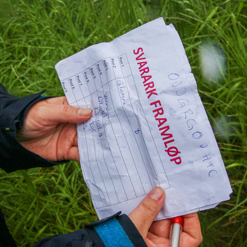 REBUSLØP: Framfylkingen arrangerte rebusløp med spørsmål for alle i sprutregn. Premien var godteri til alle på kvelden. REBUSLØP: Framfylkingen arrangerte rebusløp med spørsmål for alle i sprutregn. Premien var godteri til alle på kvelden.