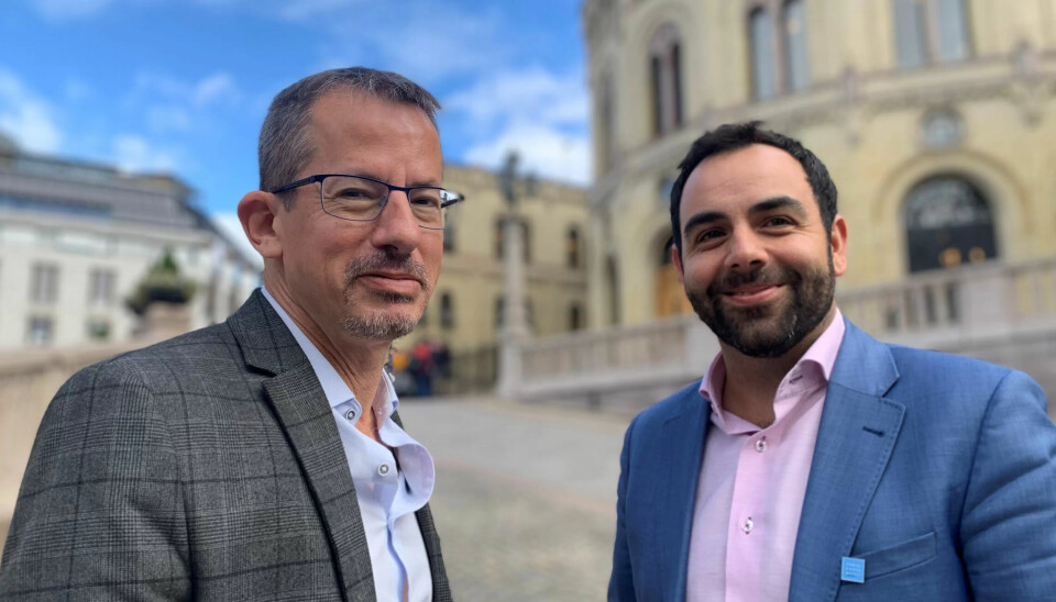 – Se for deg en jødisk israeler og en palestiner som bor på hver sin side av veien. Hvis de begår akkurat den samme kriminelle handlingen, må de møte i forskjellige domstoler og dømmes under forskjellig lovverk, og få ulik straffeutmåling, sier Hagai El-Ad, leder i den israelske menneskerettsorganisasjonen B´Tselem (t.v). Her sammen med Omar Shakir, leder for Palestina og Israel i Human Rights Watch. – Se for deg en jødisk israeler og en palestiner som bor på hver sin side av veien. Hvis de begår akkurat den samme kriminelle handlingen, må de møte i forskjellige domstoler og dømmes under forskjellig lovverk, og få ulik straffeutmåling, sier Hagai El-Ad, leder i den israelske menneskerettsorganisasjonen B´Tselem (t.v). Her sammen med Omar Shakir, leder for Palestina og Israel i Human Rights Watch.