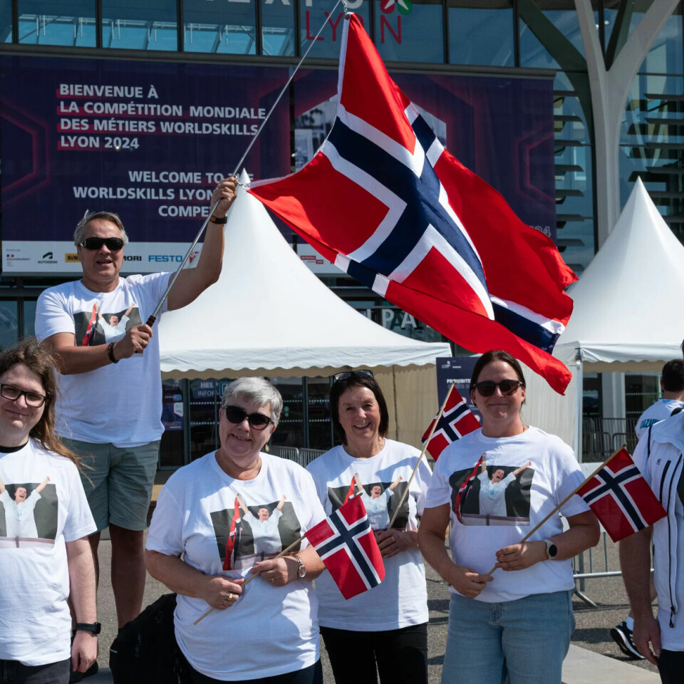TEAM HELSE: Supporterklubb for team helse, alle fra Fagforbundet, f.v. Eskil Hustvedt, Grete Mosand, Monica Reitan, Lisa Bjørnstrøm, Ingvar Skjerve. Bak med det enorme flagget, Helge Arild Sporsheim. Heiagjengen rommer egentlig flere også, men det var litt trafikale problemer denne dagen. Og foreldrene til helsefagarbeider Emma Straub kommer ned torsdag. TEAM HELSE: Supporterklubb for team helse, alle fra Fagforbundet, f.v. Eskil Hustvedt, Grete Mosand, Monica Reitan, Lisa Bjørnstrøm, Ingvar Skjerve. Bak med det enorme flagget, Helge Arild Sporsheim. Heiagjengen rommer egentlig flere også, men det var litt trafikale problemer denne dagen. Og foreldrene til helsefagarbeider Emma Straub kommer ned torsdag.