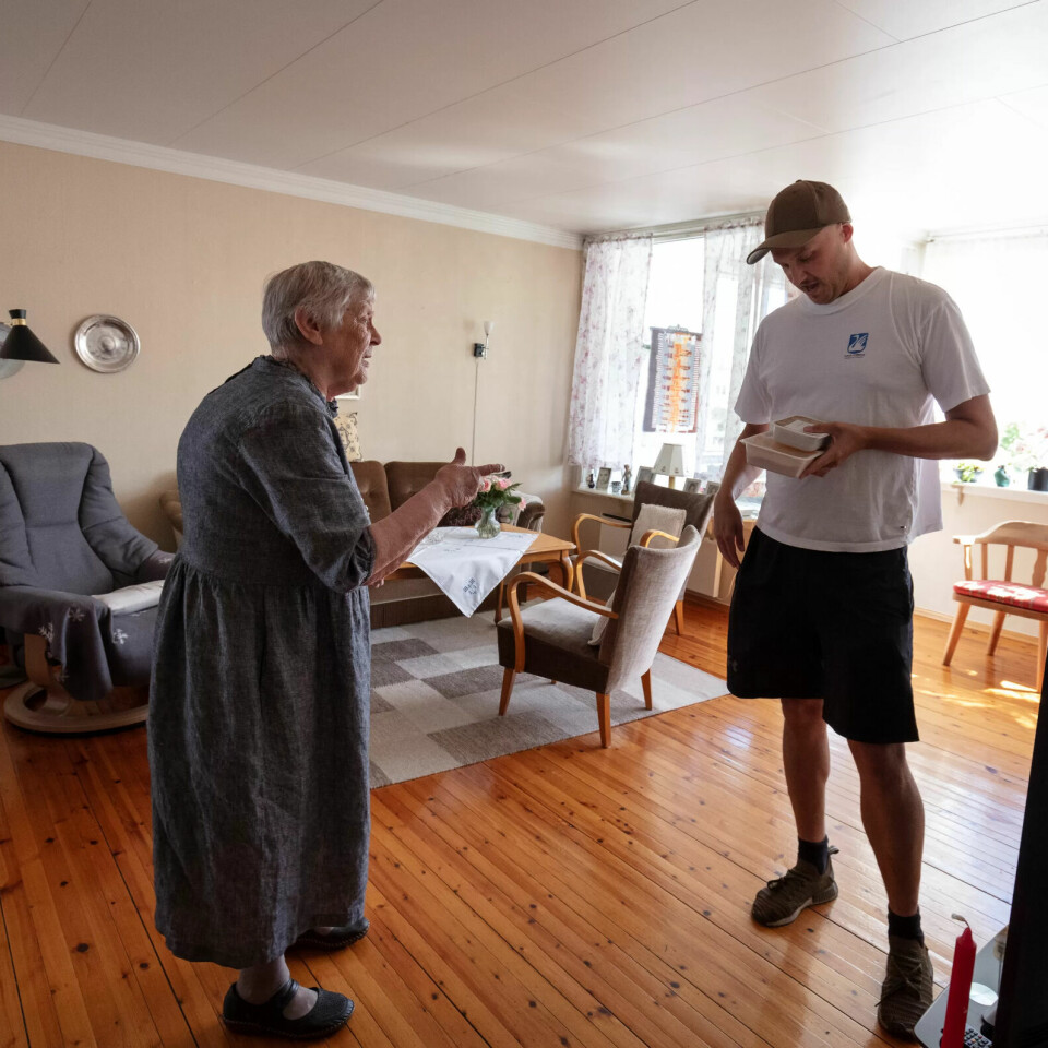 TRYGGE PÅ HVERANDRE: Karen Hoff og Kai Bergum trives i hverandres selskap og praten sitter løst når de to møtes. Det er mye trygghet i fast sjåfør som kommer innom med maten et par ganger i uka. TRYGGE PÅ HVERANDRE: Karen Hoff og Kai Bergum trives i hverandres selskap og praten sitter løst når de to møtes. Det er mye trygghet i fast sjåfør som kommer innom med maten et par ganger i uka.