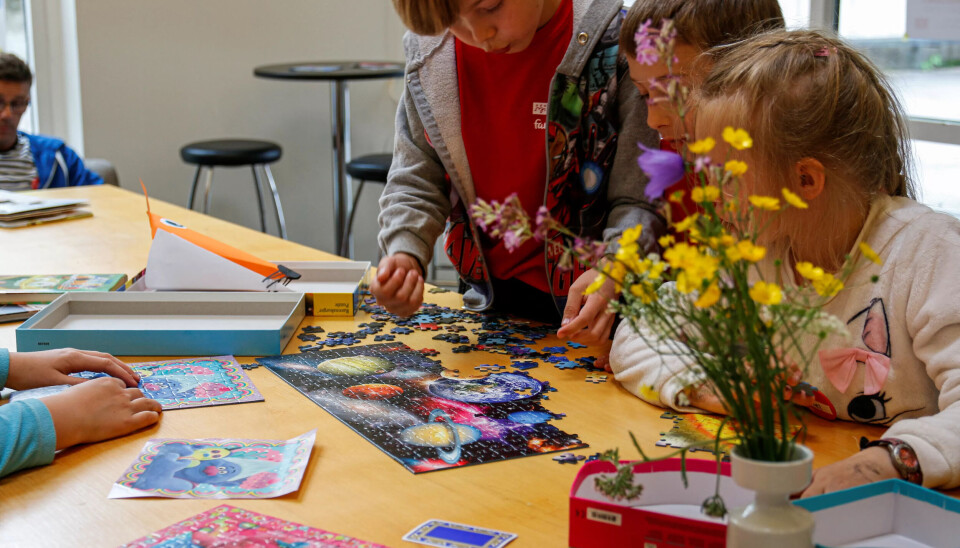 INNEAKTIVITET: Søsknene Michael (9), Gabriel (10) og Ariel (6) pusler inne når været er grått og vått ute. Allikevel koser de seg og har fått nye venner. INNEAKTIVITET: Søsknene Michael (9), Gabriel (10) og Ariel (6) pusler inne når været er grått og vått ute. Allikevel koser de seg og har fått nye venner.