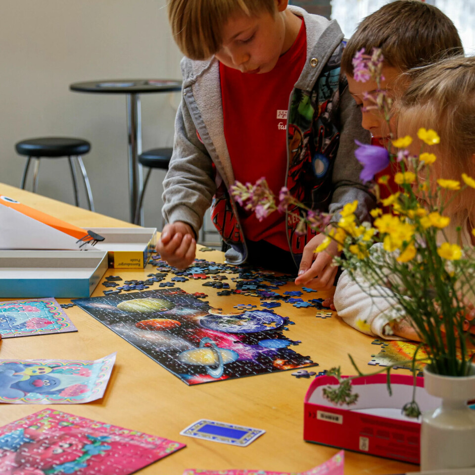 INNEAKTIVITET: Søsknene Michael (9), Gabriel (10) og Ariel (6) pusler inne når været er grått og vått ute. Allikevel koser de seg og har fått nye venner. INNEAKTIVITET: Søsknene Michael (9), Gabriel (10) og Ariel (6) pusler inne når været er grått og vått ute. Allikevel koser de seg og har fått nye venner.