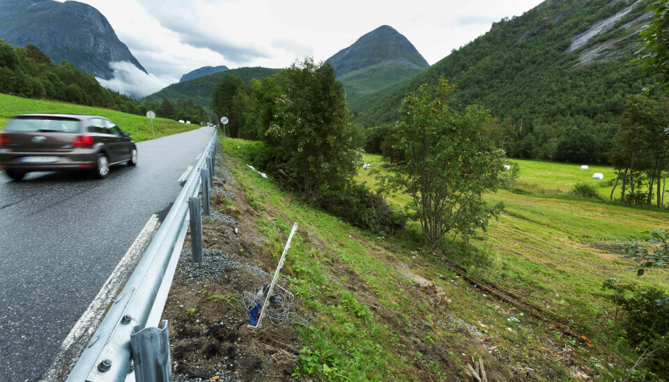 ULYKKE: Her kjørte bussen utfor og veltet. En omkom, og mange ble skadet. ULYKKE: Her kjørte bussen utfor og veltet. En omkom, og mange ble skadet.