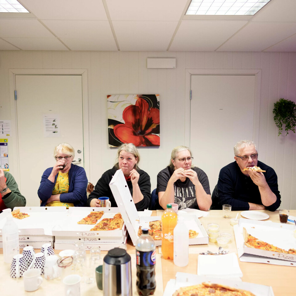SISTE MÅLTID? Tove Eide, Vigdis Athammer, Ellen Buss, Marit Skumfoss, Evaldas Milasevicius og Per Helge Kvernmark samlet til medlemsmøte. SISTE MÅLTID? Tove Eide, Vigdis Athammer, Ellen Buss, Marit Skumfoss, Evaldas Milasevicius og Per Helge Kvernmark samlet til medlemsmøte.