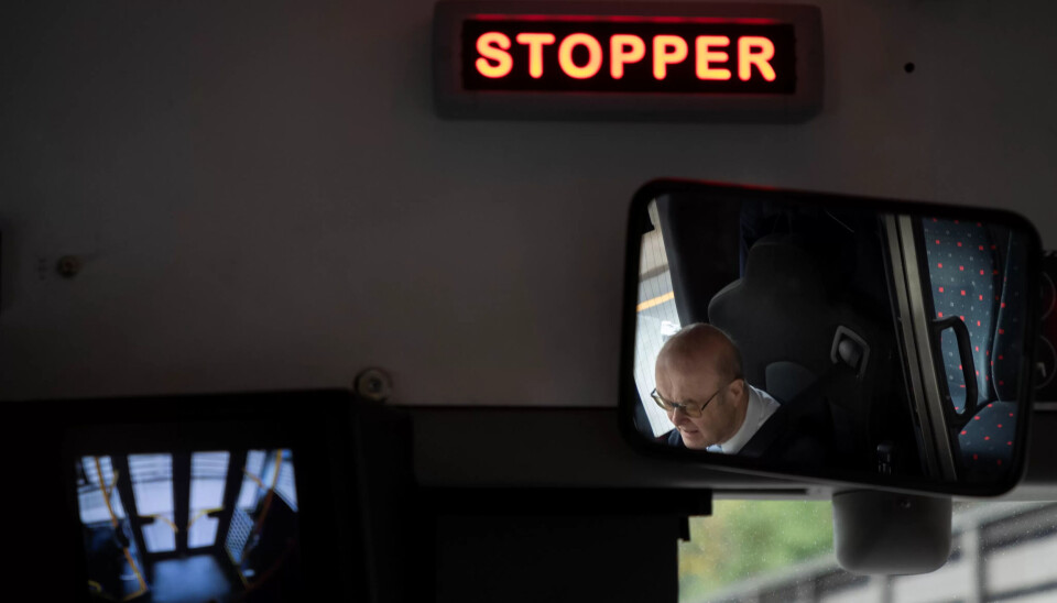 Her må bussjåfør Bjørn bli forsinket for ikke å bli tatt i å være for tidlig. Her må bussjåfør Bjørn bli forsinket for ikke å bli tatt i å være for tidlig.