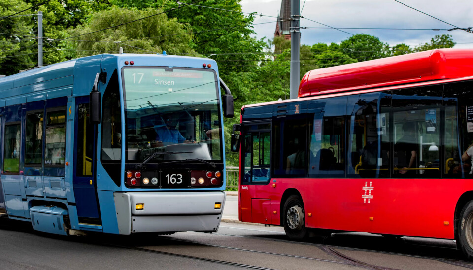 KONKURRANSEUTSATT: Skal bussene ut på anbud igjen? Sporveien i Oslo kjører trikk og t-bane i egen regi. KONKURRANSEUTSATT: Skal bussene ut på anbud igjen? Sporveien i Oslo kjører trikk og t-bane i egen regi.