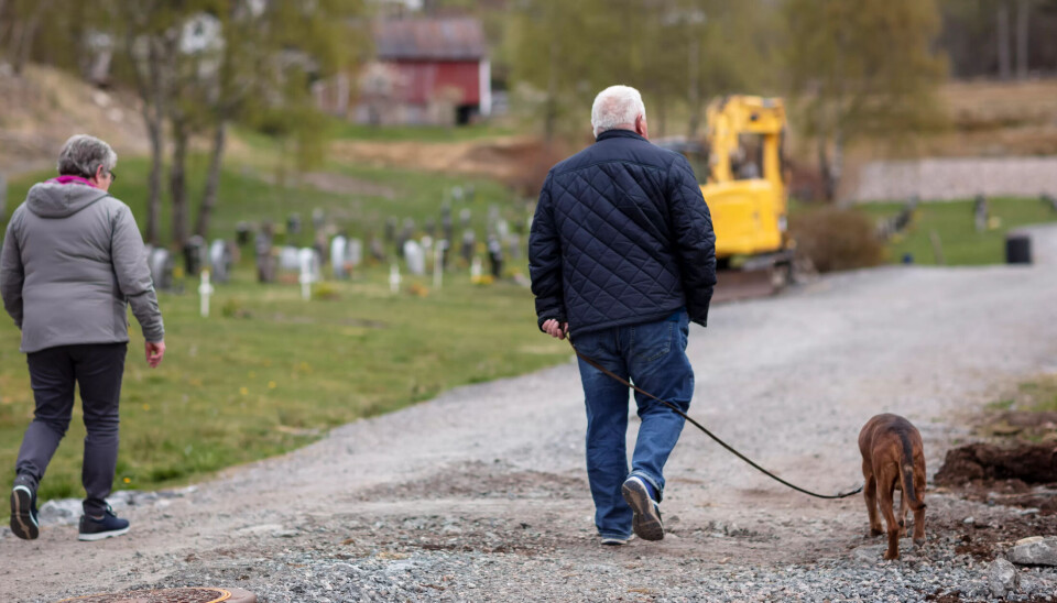 PÅ GRAVLUNDEN: Bjarte og Torild er nærmeste naboer til gravlunden. Lufteturene med hunden Champ går innom graven til Sverre. PÅ GRAVLUNDEN: Bjarte og Torild er nærmeste naboer til gravlunden. Lufteturene med hunden Champ går innom graven til Sverre.