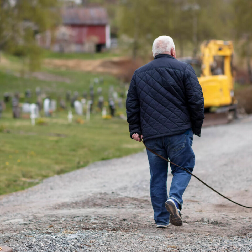 PÅ GRAVLUNDEN: Bjarte og Torild er nærmeste naboer til gravlunden. Lufteturene med hunden Champ går innom graven til Sverre. PÅ GRAVLUNDEN: Bjarte og Torild er nærmeste naboer til gravlunden. Lufteturene med hunden Champ går innom graven til Sverre.