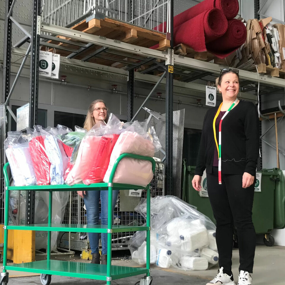FIKK DISP: Der Marianne Jensen, Elen Beate Børresen Berge, Anette Rosendahl og Guro Michaelsen har fått dispensasjon til å jobbe fra produksjonslokalene på operahuset, sitter deres 31 kolleger på hjemmekontor rundt omking i hele Oslo-regionen og syr jakkedelene sammen. I bakgrunnen skimtes sjåfør Petter Sønsteby. FIKK DISP: Der Marianne Jensen, Elen Beate Børresen Berge, Anette Rosendahl og Guro Michaelsen har fått dispensasjon til å jobbe fra produksjonslokalene på operahuset, sitter deres 31 kolleger på hjemmekontor rundt omking i hele Oslo-regionen og syr jakkedelene sammen. I bakgrunnen skimtes sjåfør Petter Sønsteby.