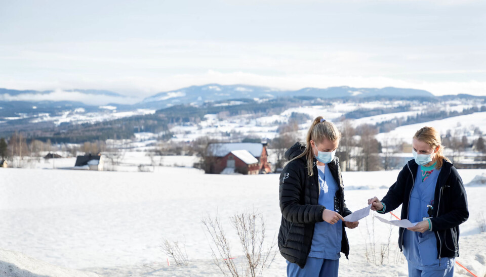 Papiret har tatt over for iPaden i hjemmetjenesten. All dokumentasjon og rapportering arkiveres nå i permer som er innelåst i skap. Her gjennomgår sykepleier Guri Bråthen dagens arbeidsøkt med sykepleierstudent Kristine Stavn. Papiret har tatt over for iPaden i hjemmetjenesten. All dokumentasjon og rapportering arkiveres nå i permer som er innelåst i skap. Her gjennomgår sykepleier Guri Bråthen dagens arbeidsøkt med sykepleierstudent Kristine Stavn.
