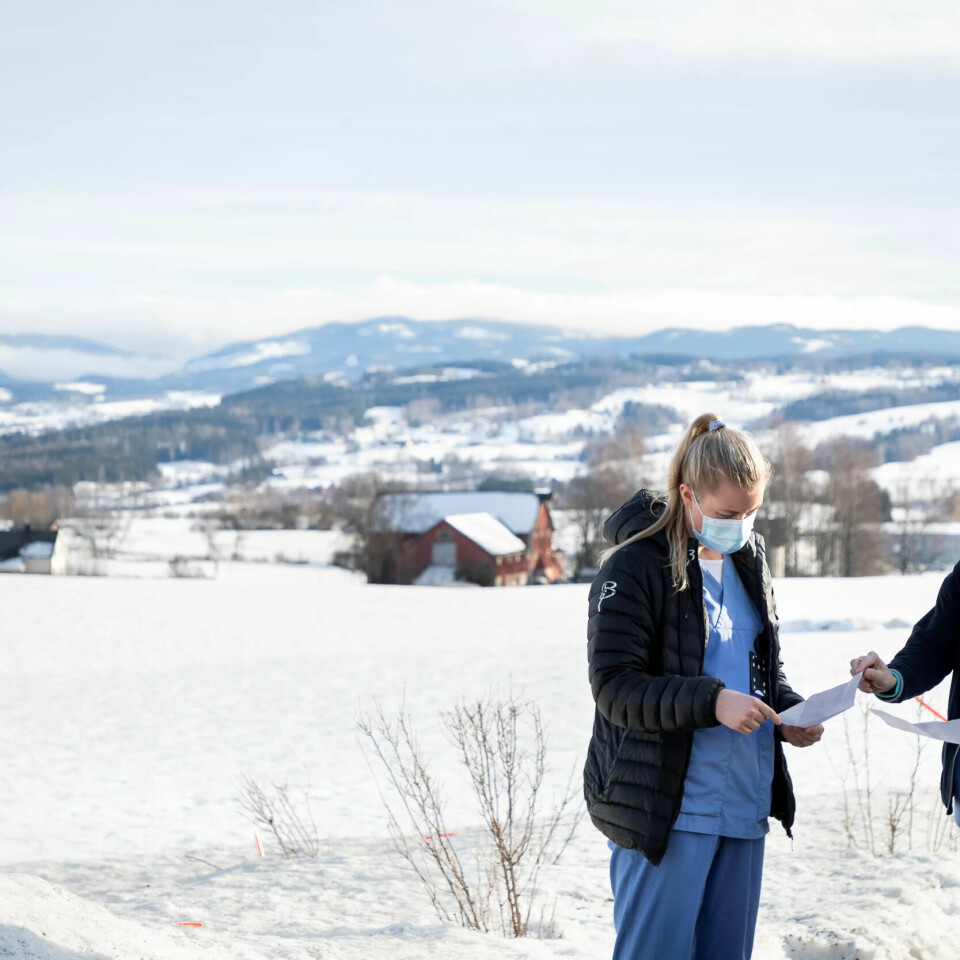 Papiret har tatt over for iPaden i hjemmetjenesten. All dokumentasjon og rapportering arkiveres nå i permer som er innelåst i skap. Her gjennomgår sykepleier Guri Bråthen dagens arbeidsøkt med sykepleierstudent Kristine Stavn. Papiret har tatt over for iPaden i hjemmetjenesten. All dokumentasjon og rapportering arkiveres nå i permer som er innelåst i skap. Her gjennomgår sykepleier Guri Bråthen dagens arbeidsøkt med sykepleierstudent Kristine Stavn.