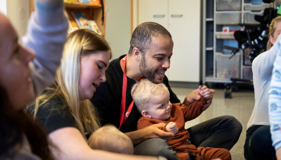 SANG OG LATTER: Othmane Aboutaleb med Oliver på fanget synger sammen med lærling Vilde Galby. SANG OG LATTER: Othmane Aboutaleb med Oliver på fanget synger sammen med lærling Vilde Galby.
