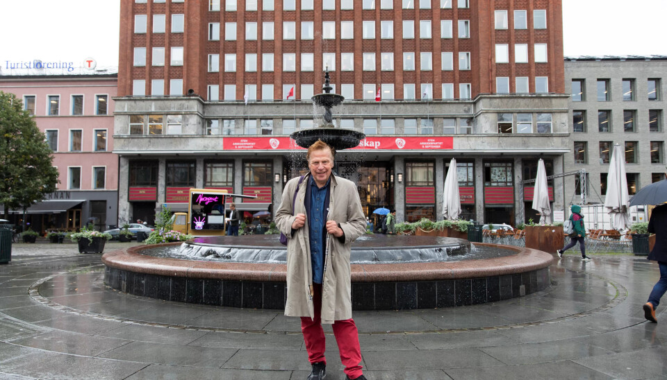 Dokumentarfilmskaper Erling Borgen foran bygningen som har betydd mye for Einar Gerhardsen - Folketeaterbygningen på Youngstorget i Oslo. Dokumentarfilmskaper Erling Borgen foran bygningen som har betydd mye for Einar Gerhardsen - Folketeaterbygningen på Youngstorget i Oslo.