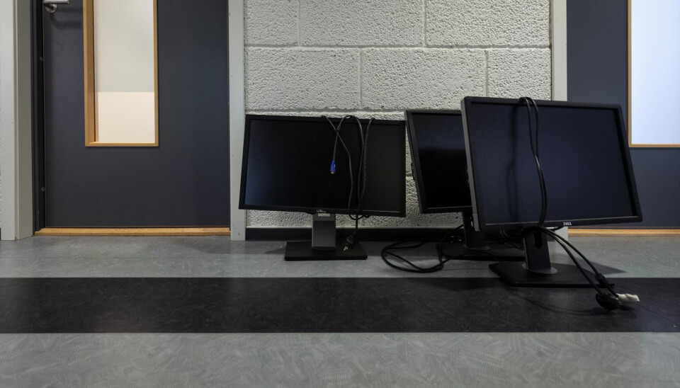 I rådhuset på Lena er dette et ganske vanlig syn. Da de ansatte kom på jobb mandag 11. januar ble de møtt av svarte skjermer. I rådhuset på Lena er dette et ganske vanlig syn. Da de ansatte kom på jobb mandag 11. januar ble de møtt av svarte skjermer.