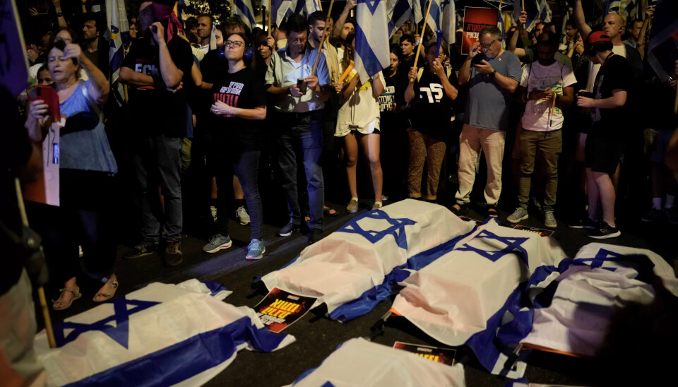 DEMONSTRERER: Demonstrasjoner i Israel etter at seks av gislene, som ble holdt av Hamas på Gazastripen etter det brutale angrepet i oktober i fjor, ble drept. Demonstrantene krever våpenvile. Kistene er lagt der for illustrasjon. Bildet er tatt 2. september. DEMONSTRERER: Demonstrasjoner i Israel etter at seks av gislene, som ble holdt av Hamas på Gazastripen etter det brutale angrepet i oktober i fjor, ble drept. Demonstrantene krever våpenvile. Kistene er lagt der for illustrasjon. Bildet er tatt 2. september.