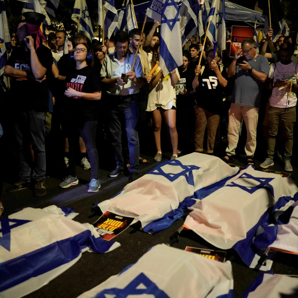 DEMONSTRERER: Demonstrasjoner i Israel etter at seks av gislene, som ble holdt av Hamas på Gazastripen etter det brutale angrepet i oktober i fjor, ble drept. Demonstrantene krever våpenvile. Kistene er lagt der for illustrasjon. Bildet er tatt 2. september. DEMONSTRERER: Demonstrasjoner i Israel etter at seks av gislene, som ble holdt av Hamas på Gazastripen etter det brutale angrepet i oktober i fjor, ble drept. Demonstrantene krever våpenvile. Kistene er lagt der for illustrasjon. Bildet er tatt 2. september.