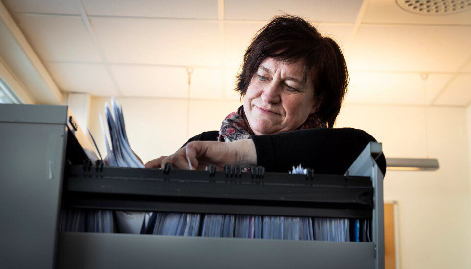 Arkivskap og papirblokk er blitt de viktigste arbeidsredskapene til Linda Snoen etter dataangrepet. Hun er konsulent på lønn i Østre Toten. Arkivskap og papirblokk er blitt de viktigste arbeidsredskapene til Linda Snoen etter dataangrepet. Hun er konsulent på lønn i Østre Toten.