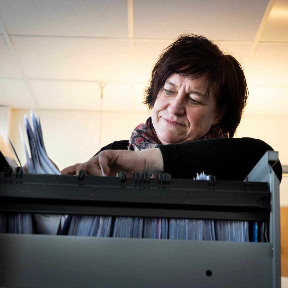 Arkivskap og papirblokk er blitt de viktigste arbeidsredskapene til Linda Snoen etter dataangrepet. Hun er konsulent på lønn i Østre Toten. Arkivskap og papirblokk er blitt de viktigste arbeidsredskapene til Linda Snoen etter dataangrepet. Hun er konsulent på lønn i Østre Toten.