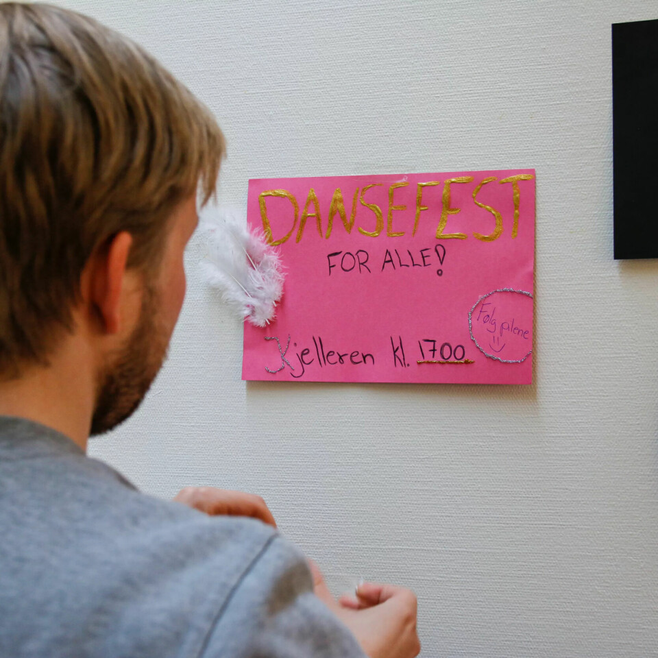 DANSEFEST: Framfylkingen arrangerte disco på tirsdagen. her henger Mats Monsen opp plakat for å vise vei. DANSEFEST: Framfylkingen arrangerte disco på tirsdagen. her henger Mats Monsen opp plakat for å vise vei.
