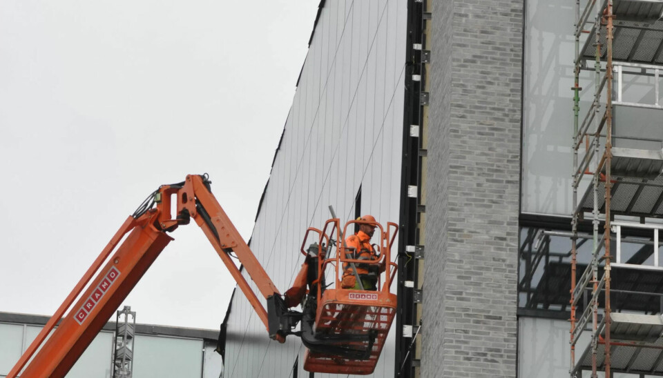 ENORMT: Her monteres Norges største produksjonsanlegg for strøm med solceller integrert i fasaden. ENORMT: Her monteres Norges største produksjonsanlegg for strøm med solceller integrert i fasaden.