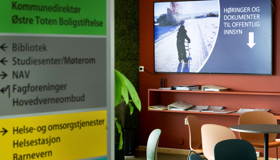 I et ellers nøkternt og kommunegrått rådhus møtes innbyggerne av fargerike sittegrupper og en vegg kledd med mose når de kommer inn gjennom skyvedørene til foajeen. Her ligger dessuten permer med dokumenter for dem som vil ha innsyn i kommunale saker. De politiske prosessene er også blitt rammet av hackerinnbruddet. I et ellers nøkternt og kommunegrått rådhus møtes innbyggerne av fargerike sittegrupper og en vegg kledd med mose når de kommer inn gjennom skyvedørene til foajeen. Her ligger dessuten permer med dokumenter for dem som vil ha innsyn i kommunale saker. De politiske prosessene er også blitt rammet av hackerinnbruddet.