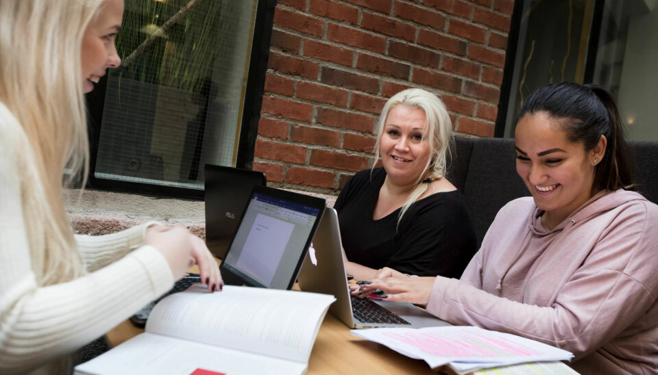STUDENTER: Sara Engebretsen (21) og Karoline Haavik (24) er Veronocas unge medstudenter. STUDENTER: Sara Engebretsen (21) og Karoline Haavik (24) er Veronocas unge medstudenter.