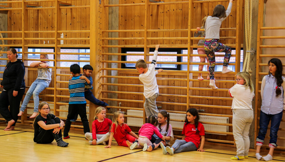 HØYT OG LAVT: I gymsalen er det ikke mulig å få barna til å holde seg i ro, men det er heller ikke meningen. I medierommet under får de bare leve med trampingen i taket. HØYT OG LAVT: I gymsalen er det ikke mulig å få barna til å holde seg i ro, men det er heller ikke meningen. I medierommet under får de bare leve med trampingen i taket.