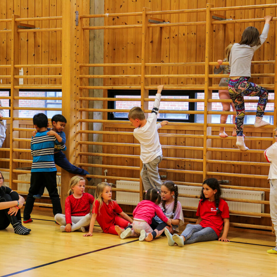 HØYT OG LAVT: I gymsalen er det ikke mulig å få barna til å holde seg i ro, men det er heller ikke meningen. I medierommet under får de bare leve med trampingen i taket. HØYT OG LAVT: I gymsalen er det ikke mulig å få barna til å holde seg i ro, men det er heller ikke meningen. I medierommet under får de bare leve med trampingen i taket.