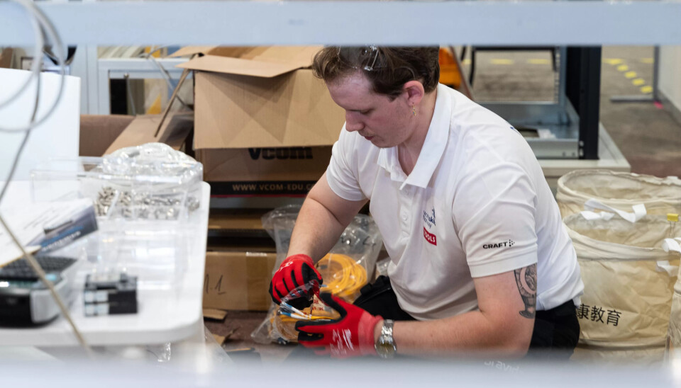 PAKKER UT: Ruben Hagevik Åsheim, Norges deltager i telekomkonkurransen, pakker ut utstyr før konkurransen. PAKKER UT: Ruben Hagevik Åsheim, Norges deltager i telekomkonkurransen, pakker ut utstyr før konkurransen.