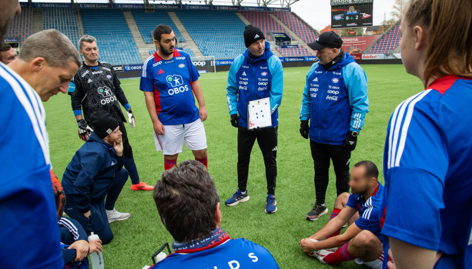 ELITESTØTTE: - Vi må være så breie som mulig når vi har ballen, og smale når de har ballen, forklarer herrelagets trenere Petter Myhre og Geir Bakke . ELITESTØTTE: - Vi må være så breie som mulig når vi har ballen, og smale når de har ballen, forklarer herrelagets trenere Petter Myhre og Geir Bakke .
