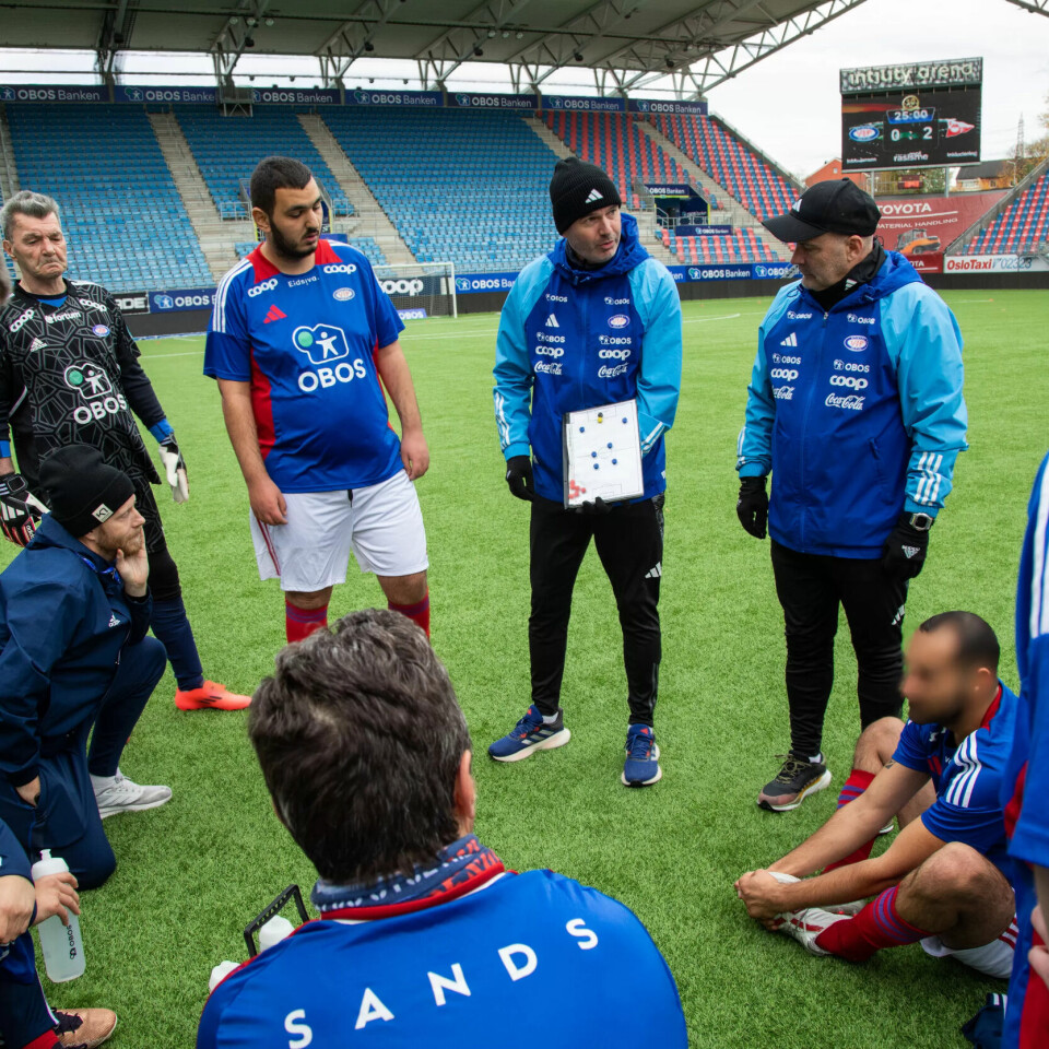 ELITESTØTTE: - Vi må være så breie som mulig når vi har ballen, og smale når de har ballen, forklarer herrelagets trenere Petter Myhre og Geir Bakke . ELITESTØTTE: - Vi må være så breie som mulig når vi har ballen, og smale når de har ballen, forklarer herrelagets trenere Petter Myhre og Geir Bakke .