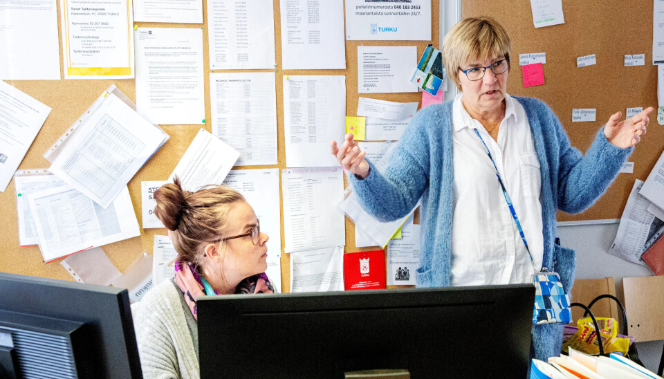 HØYT TEMPO: Sykepleier Sonja Helén (t.v) i hjemmerehabiliteringen i Turku har knapt tid til å løfte blikket fra skjermen. Telefonen kimer i ett kjør. – Deltid har aldri vært et tema hos oss, sier helsefagarbeider Sonja Dietrich. HØYT TEMPO: Sykepleier Sonja Helén (t.v) i hjemmerehabiliteringen i Turku har knapt tid til å løfte blikket fra skjermen. Telefonen kimer i ett kjør. – Deltid har aldri vært et tema hos oss, sier helsefagarbeider Sonja Dietrich.