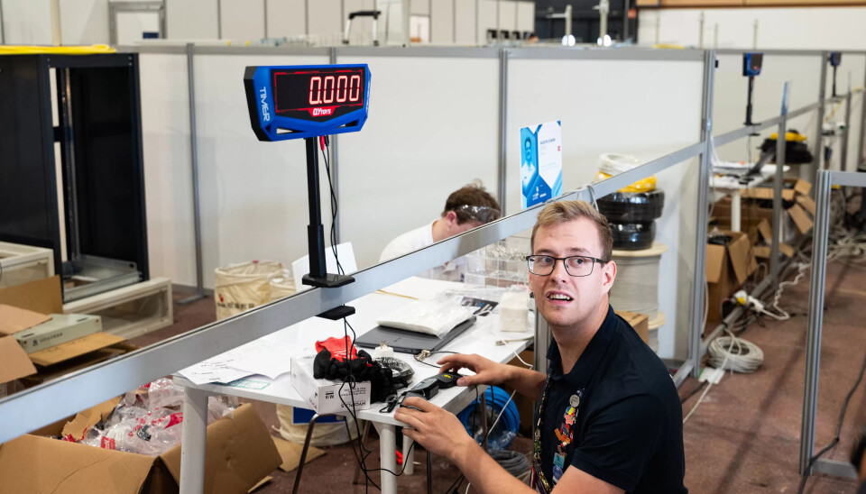 TESTER TIMER: Ståle Brå demonstrer hvordan timeren til speedtest-fiberspleisingen fungerer. Bak rigger Ruben Hagevik Åsheim opp utstyr før konkurransen. TESTER TIMER: Ståle Brå demonstrer hvordan timeren til speedtest-fiberspleisingen fungerer. Bak rigger Ruben Hagevik Åsheim opp utstyr før konkurransen.