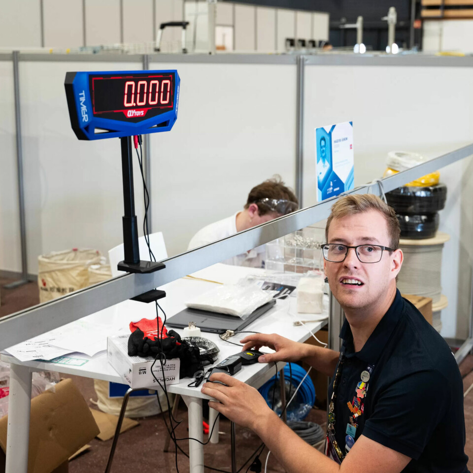 TESTER TIMER: Ståle Brå demonstrer hvordan timeren til speedtest-fiberspleisingen fungerer. Bak rigger Ruben Hagevik Åsheim opp utstyr før konkurransen. TESTER TIMER: Ståle Brå demonstrer hvordan timeren til speedtest-fiberspleisingen fungerer. Bak rigger Ruben Hagevik Åsheim opp utstyr før konkurransen.