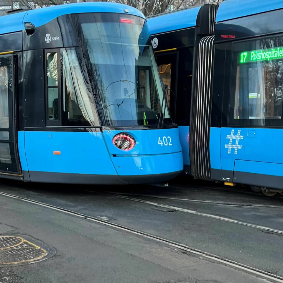 KOLLISJON: De to trikkene kolliderte i krysset der linjene skilles – en går opp Grunerløkka, og den andre går i Trondheimsveien. KOLLISJON: De to trikkene kolliderte i krysset der linjene skilles – en går opp Grunerløkka, og den andre går i Trondheimsveien.