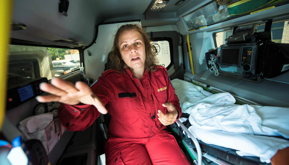 I AMBULANSEN: Anette Myrseth forklarer hvordan hun måtte trykke på nødlåsen da en aggressiv pasient prøvde å komme seg inn i bilen. I AMBULANSEN: Anette Myrseth forklarer hvordan hun måtte trykke på nødlåsen da en aggressiv pasient prøvde å komme seg inn i bilen.