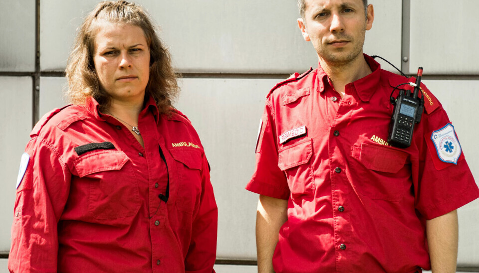 DEBRIEFING: Ambulansetjenesten har en egen ordning med kollegastøtte der ansatte som opplever dramatiske situasjoner, blir tilbudt samtaler med kollegaer som har videreutdanning i psykotraumatologi. Carl Robert Christiansen og Anette Myrseth er godt fornøyd med oppfølgingen fra arbeidsgiver. DEBRIEFING: Ambulansetjenesten har en egen ordning med kollegastøtte der ansatte som opplever dramatiske situasjoner, blir tilbudt samtaler med kollegaer som har videreutdanning i psykotraumatologi. Carl Robert Christiansen og Anette Myrseth er godt fornøyd med oppfølgingen fra arbeidsgiver.