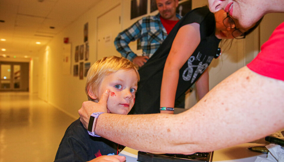 DISCOSMINKE: Theo Skomsvold (3) får på glitter før han skal på disco. Pappa Kim-Gunnar følger med i bakgrunnen. DISCOSMINKE: Theo Skomsvold (3) får på glitter før han skal på disco. Pappa Kim-Gunnar følger med i bakgrunnen.