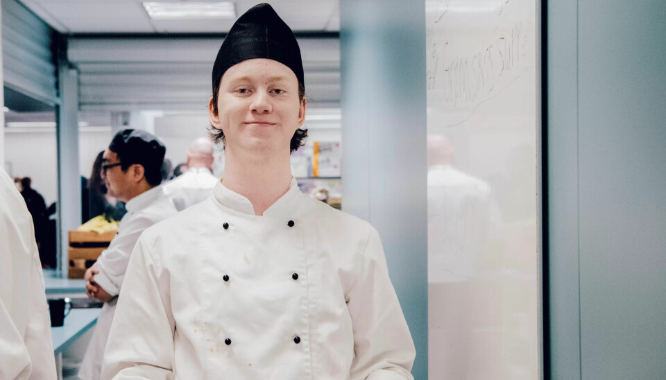Ulrik (17) har et unikt skoletilbud: Nå lager han mat og jobber i butikk