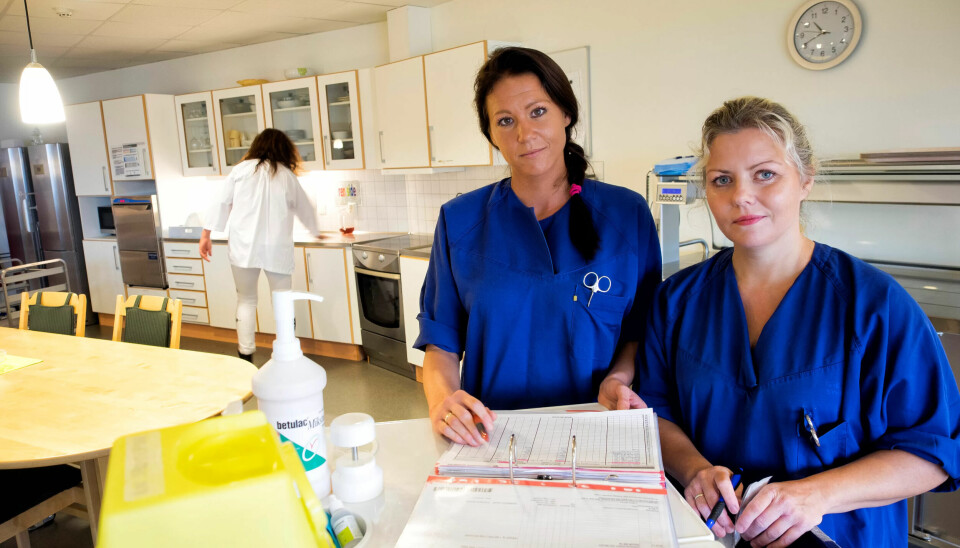 SLITNE: – Pasientene merket at vi var slitne. De syns det var bedre før langvaktene begynte, forteller Annette Haugen og Hildegunn Thorvaldsen ved Gressvik sykehjem. SLITNE: – Pasientene merket at vi var slitne. De syns det var bedre før langvaktene begynte, forteller Annette Haugen og Hildegunn Thorvaldsen ved Gressvik sykehjem.