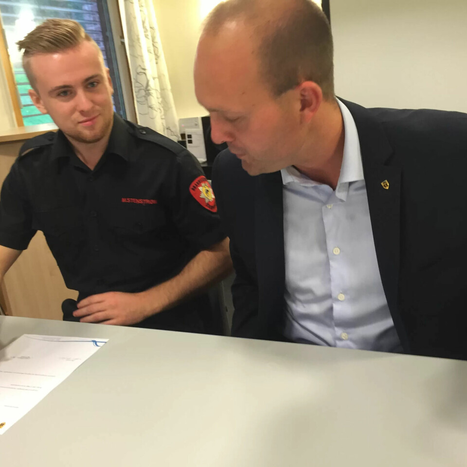 MARKUS STENSTRØM: Signerer kontrakt med ordfører Sindre Martinsen Evje. MARKUS STENSTRØM: Signerer kontrakt med ordfører Sindre Martinsen Evje.